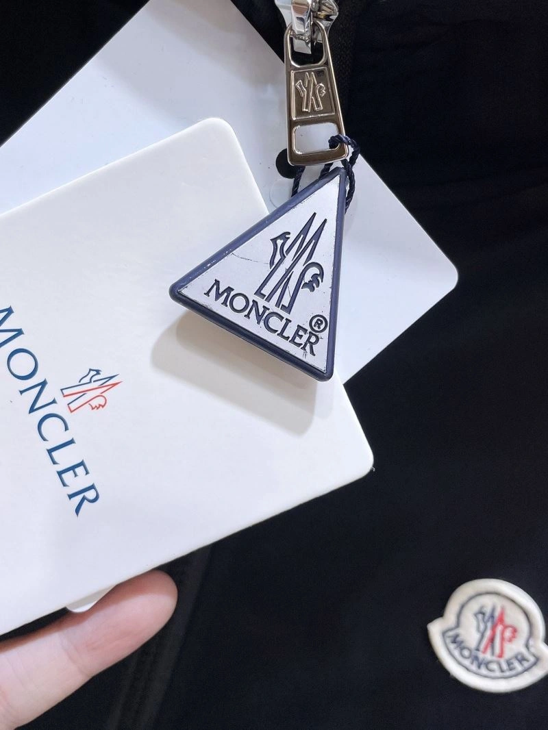 Moncler Outwear Sporty 140196