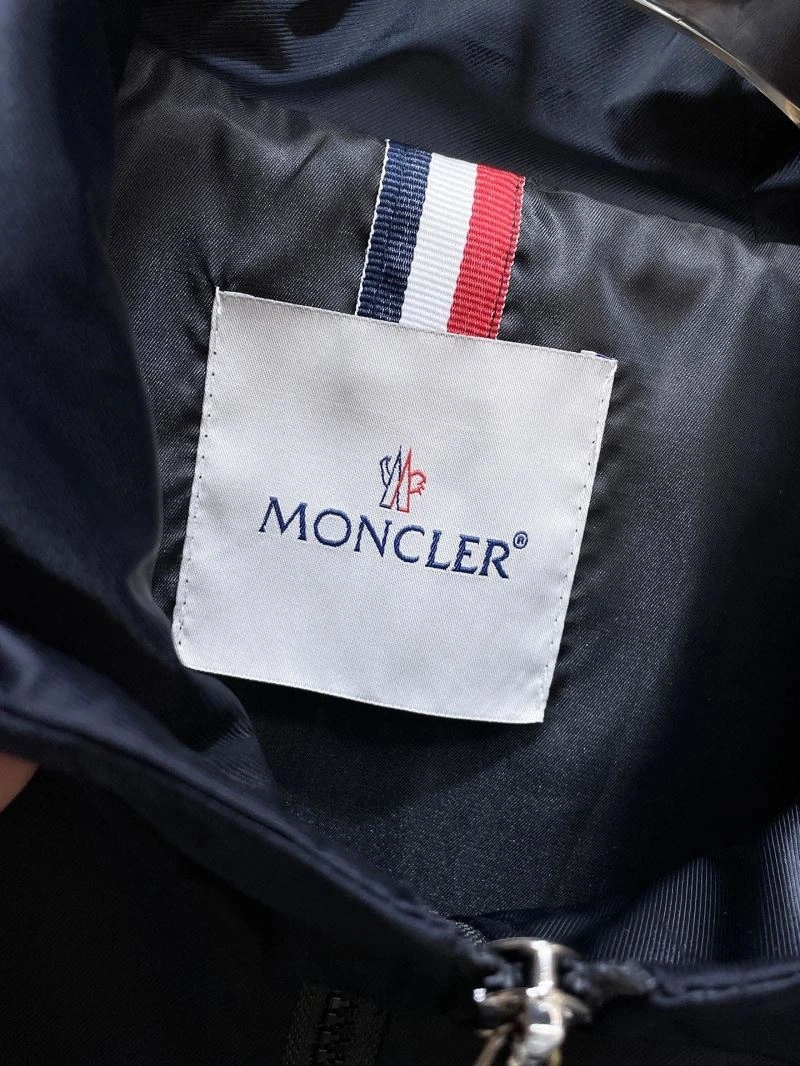 Moncler Outwear Sporty 140196