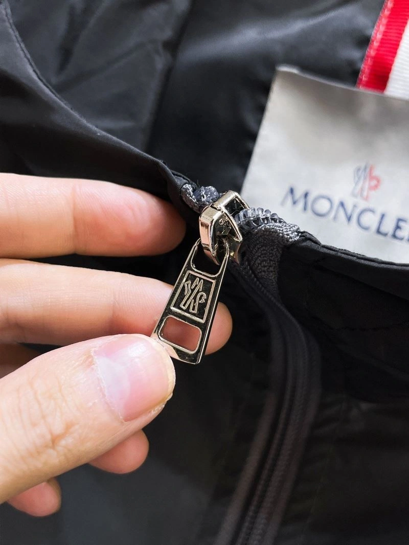 Moncler Outwear Compact 140197