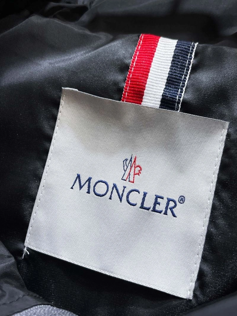 Moncler Outwear Compact 140197