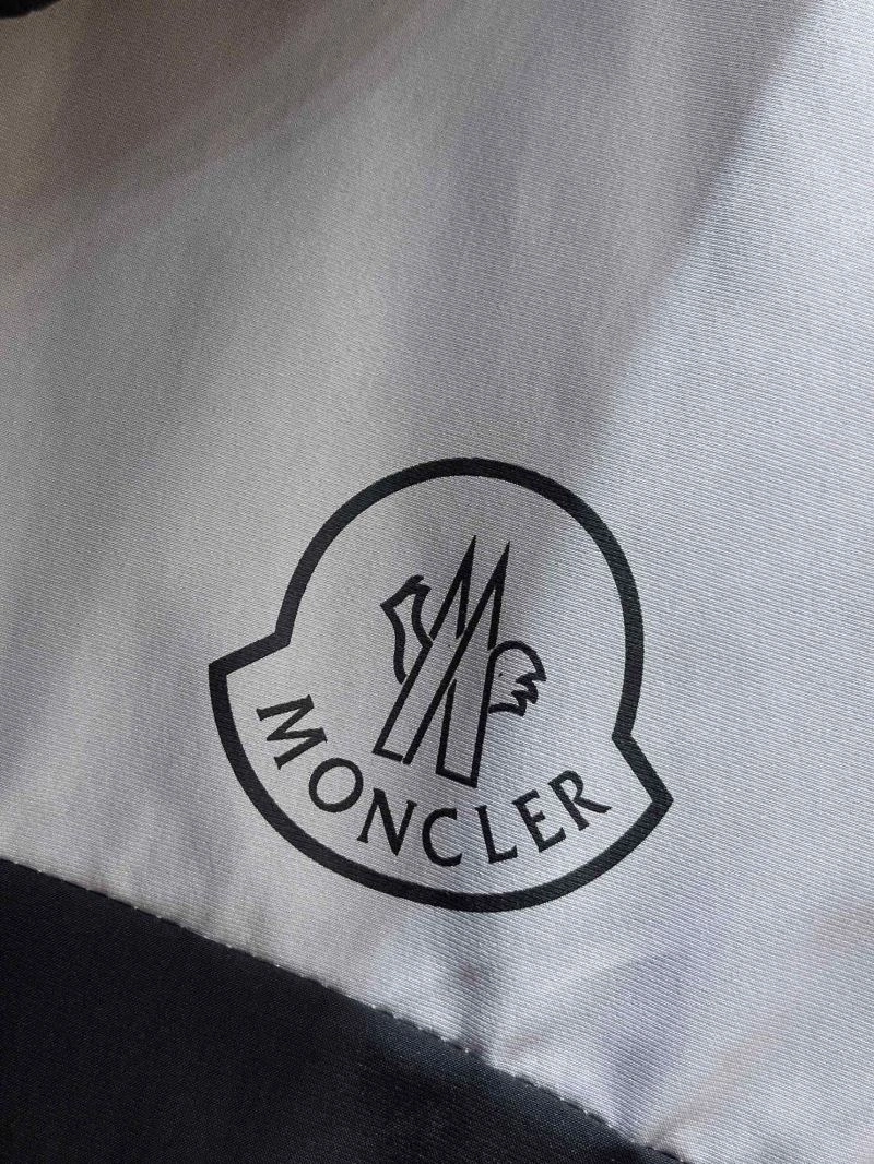 Moncler Outwear WaterResistant 140198
