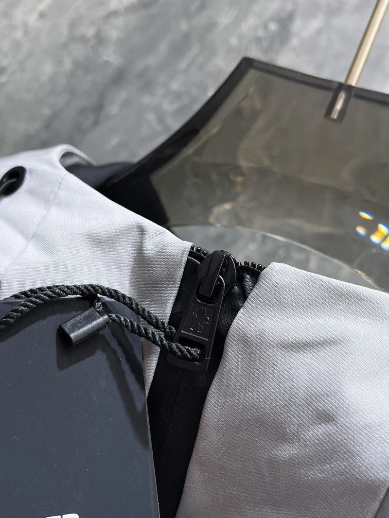 Moncler Outwear WaterResistant 140198