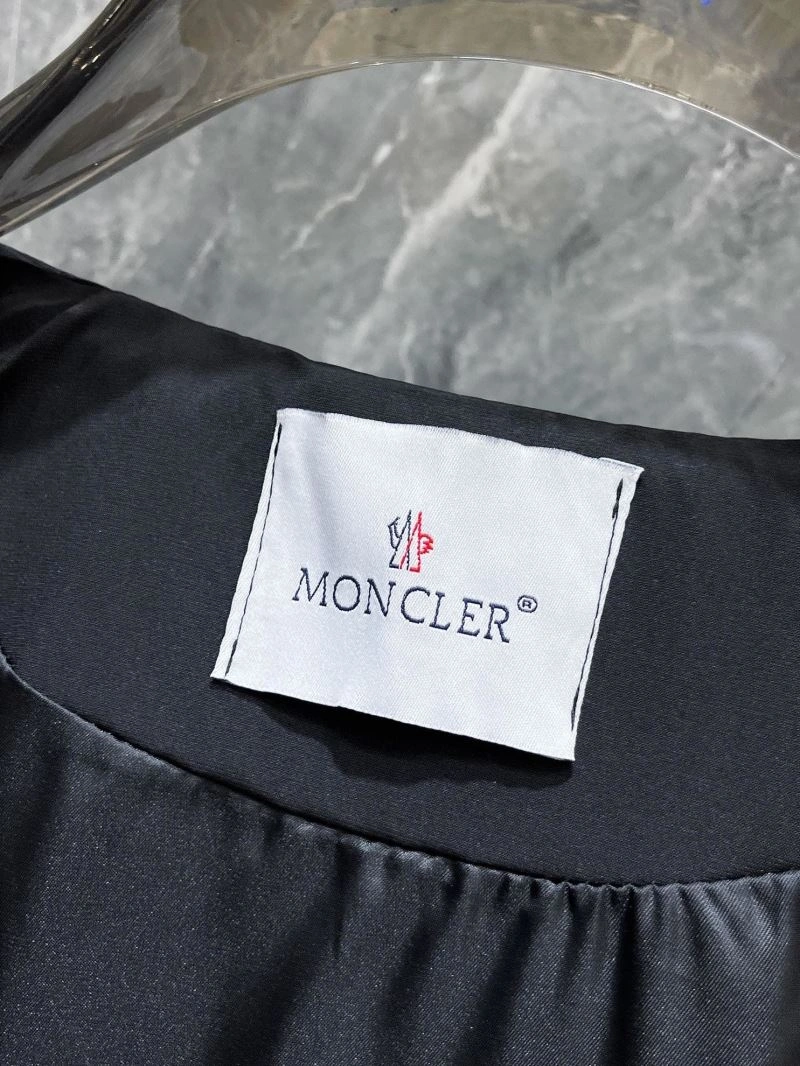 Moncler Outwear WaterResistant 140198