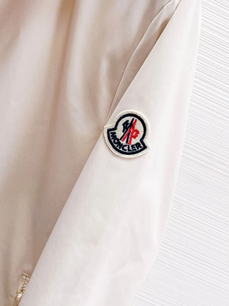 WaterResistant Moncler Outwear 140179
