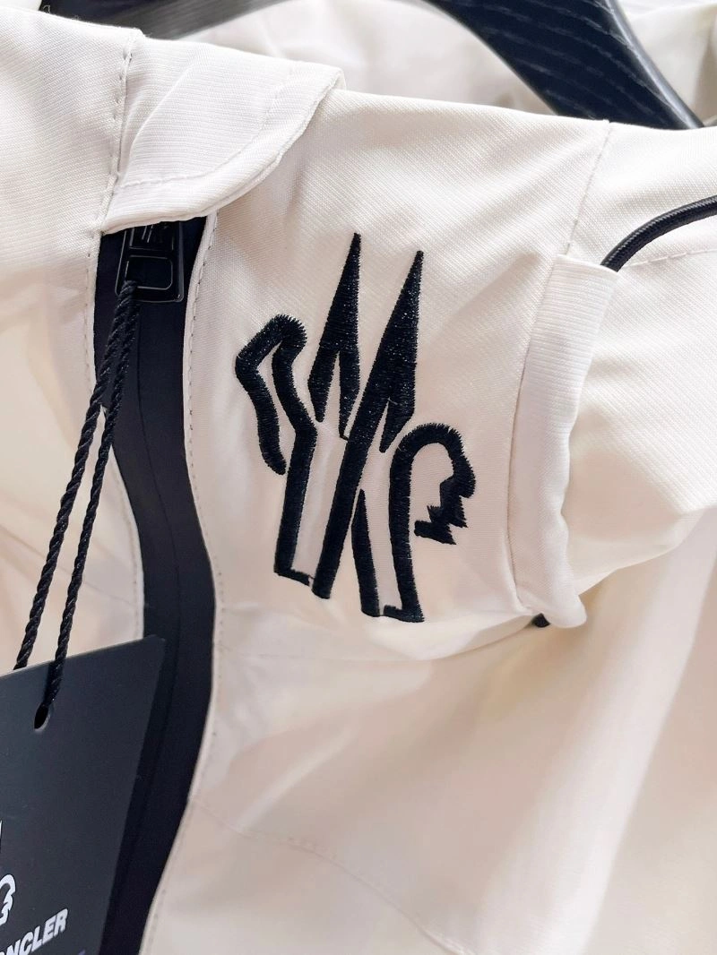 Elegant Moncler Outwear 140170