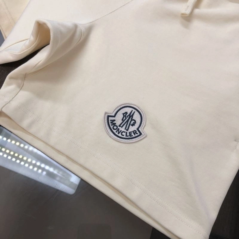 Comfortable Moncler Short Suits 143191