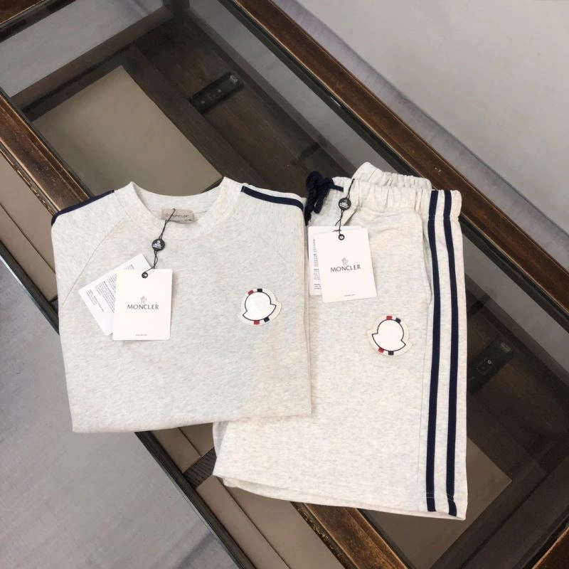 Comfortable Moncler Short Suits 143183