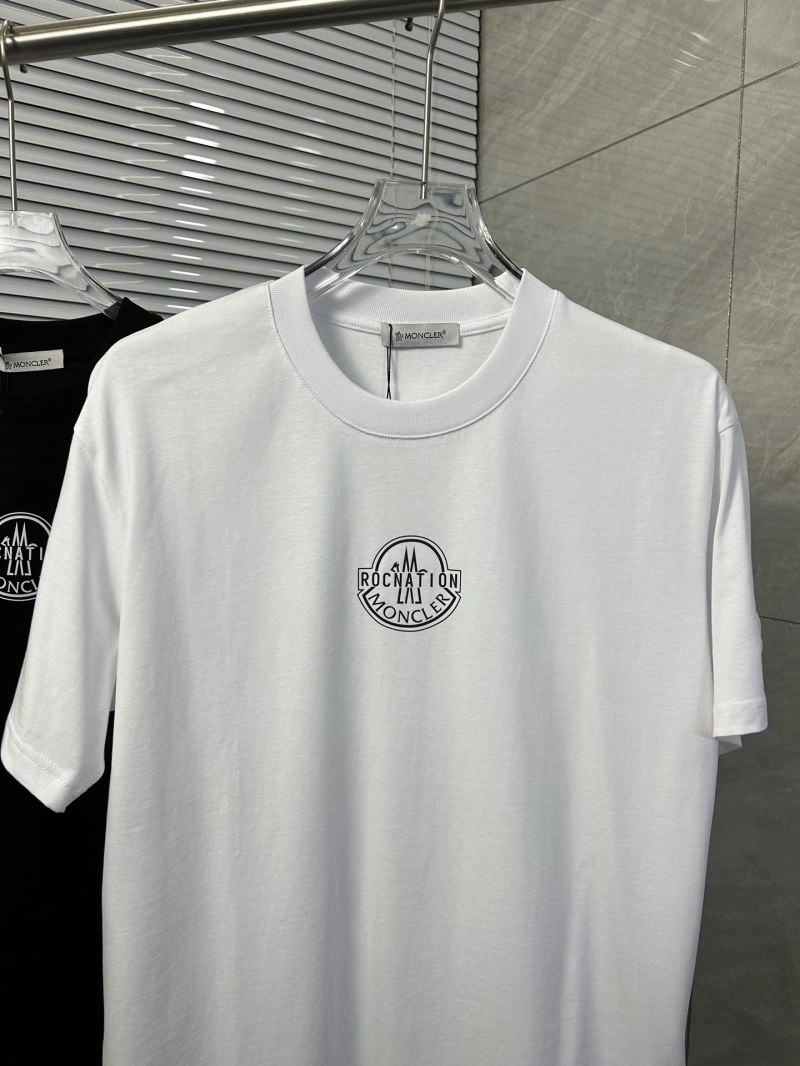 Moncler T-Shirts Versatile 142821