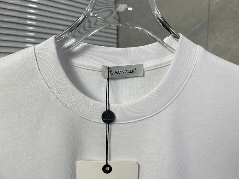Moncler T-Shirts Versatile 142821