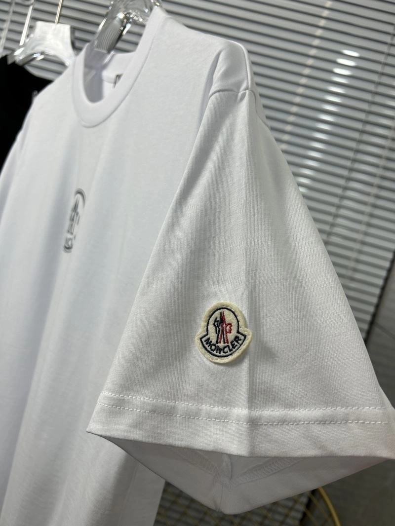Moncler T-Shirts Versatile 142821