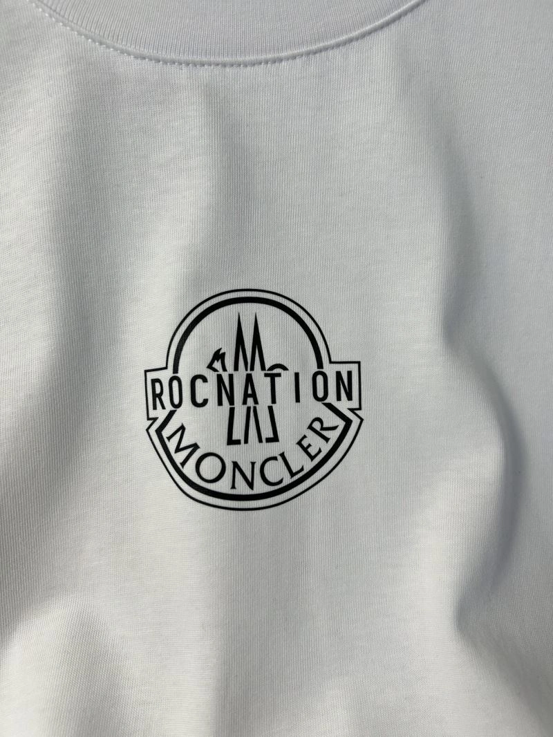 Moncler T-Shirts Versatile 142821