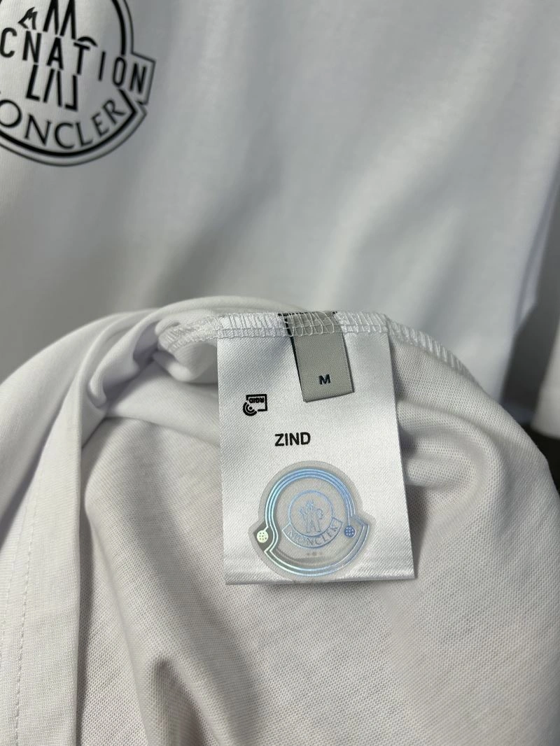 Moncler T-Shirts Versatile 142821