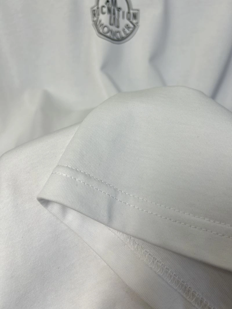 Moncler T-Shirts Versatile 142821