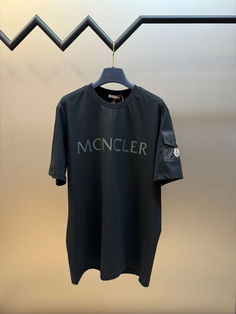 Moncler T-Shirts Resilient 142645