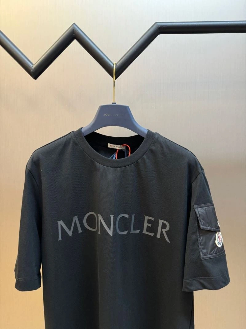 Moncler T-Shirts Resilient 142645