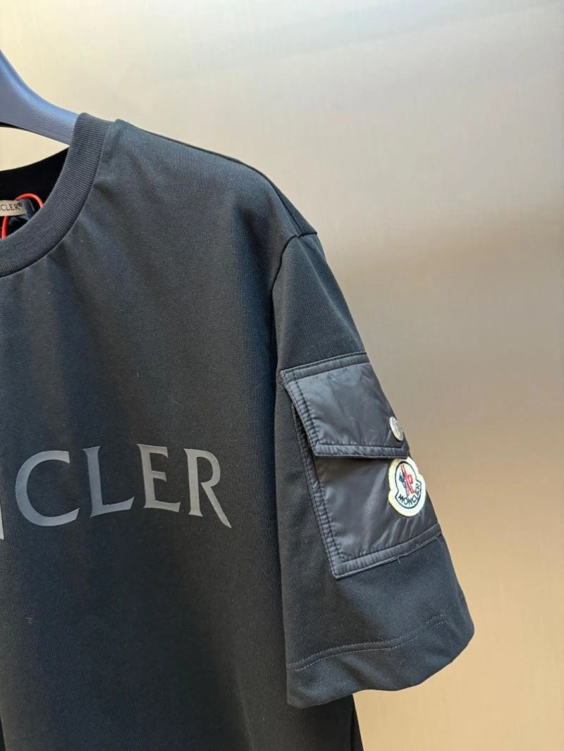 Moncler T-Shirts Resilient 142645