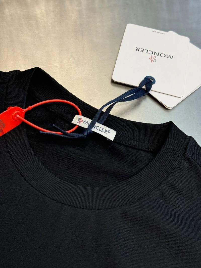 Moncler T-Shirts Resilient 142645