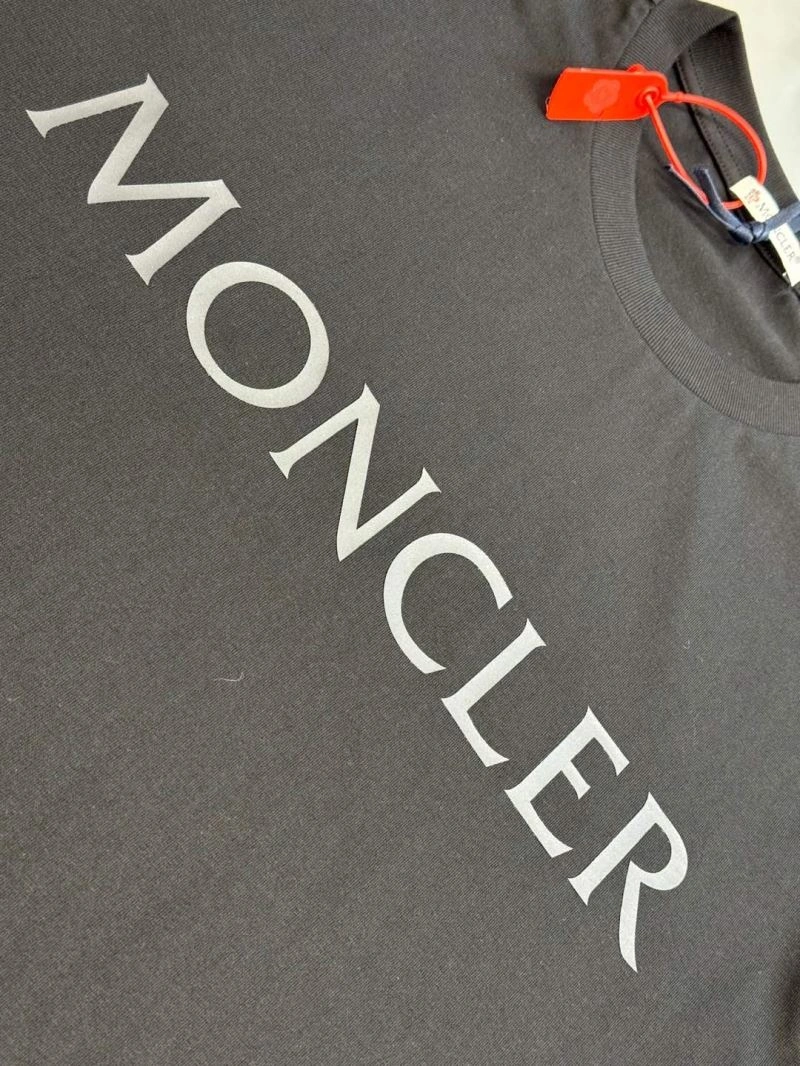 Moncler T-Shirts Resilient 142645