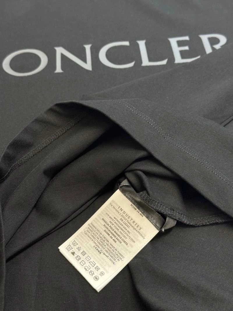 Moncler T-Shirts Resilient 142645