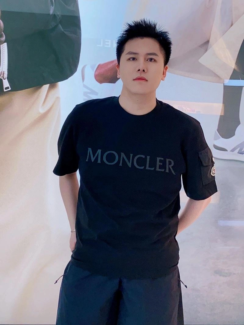 Moncler T-Shirts Resilient 142645