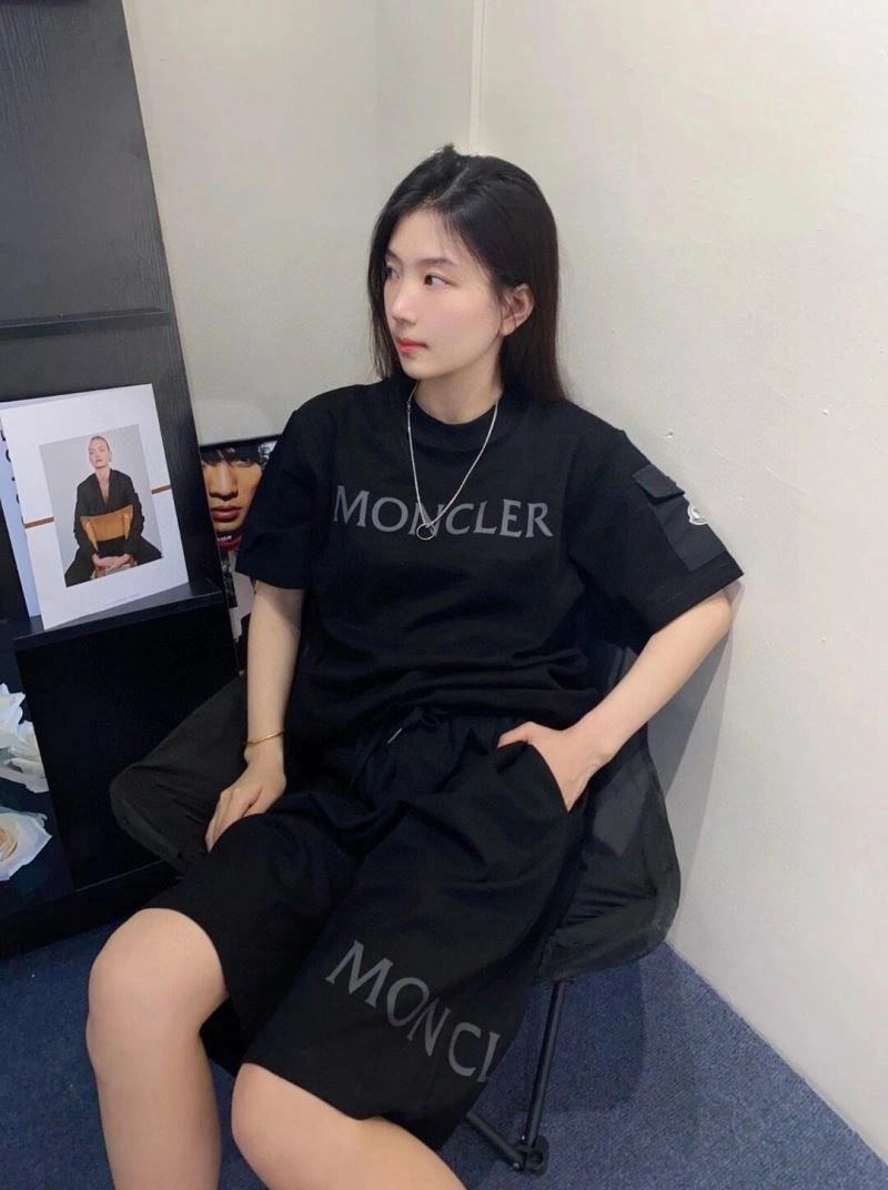 Moncler T-Shirts Resilient 142645