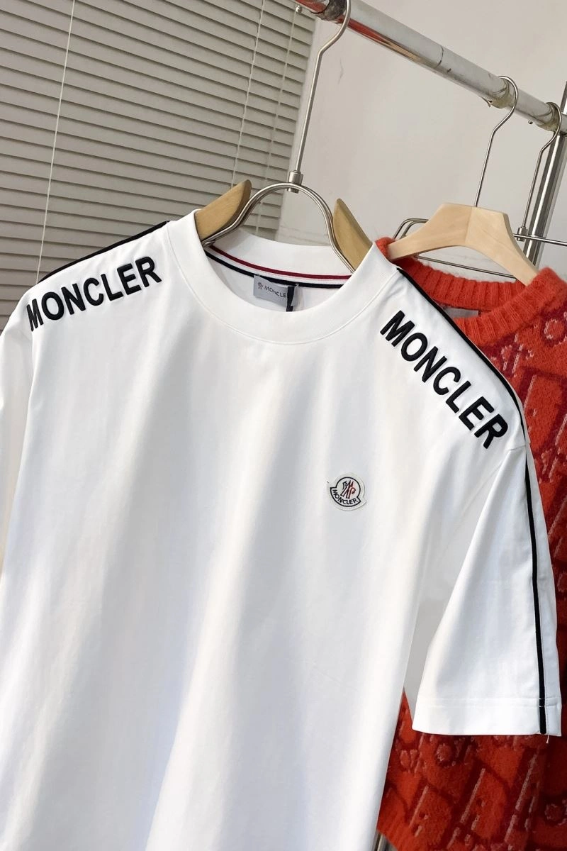 Moncler T-Shirts Comfortable 143181
