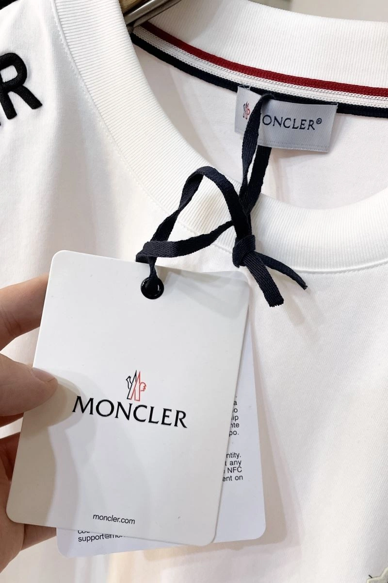 Moncler T-Shirts Comfortable 143181