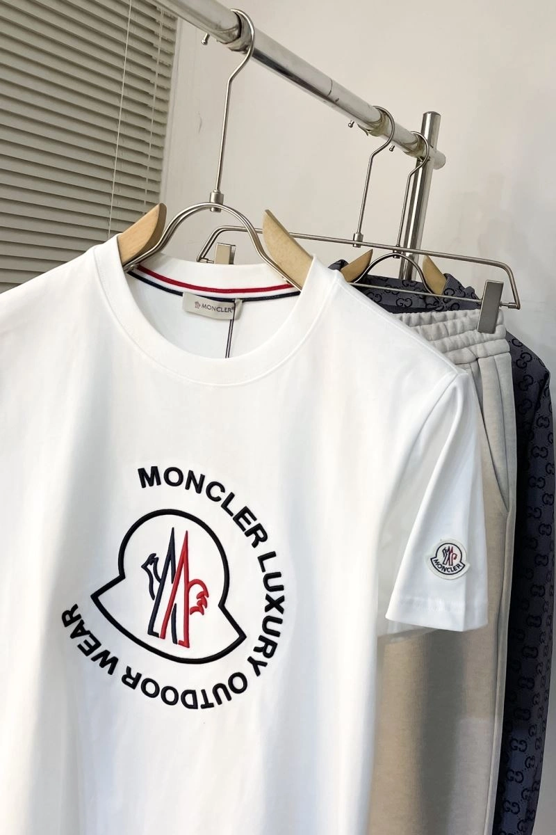 Versatile Moncler T-Shirts 143171