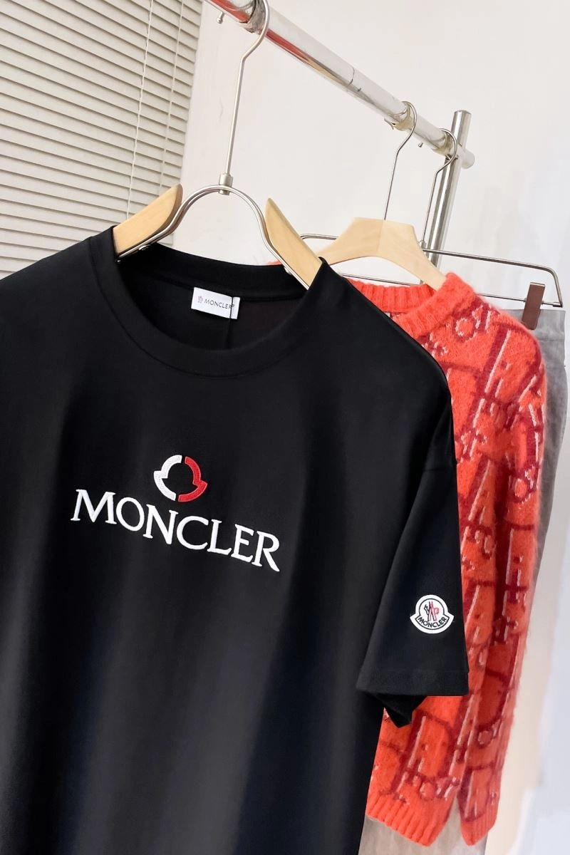 Moncler T-Shirts Unisex 143158