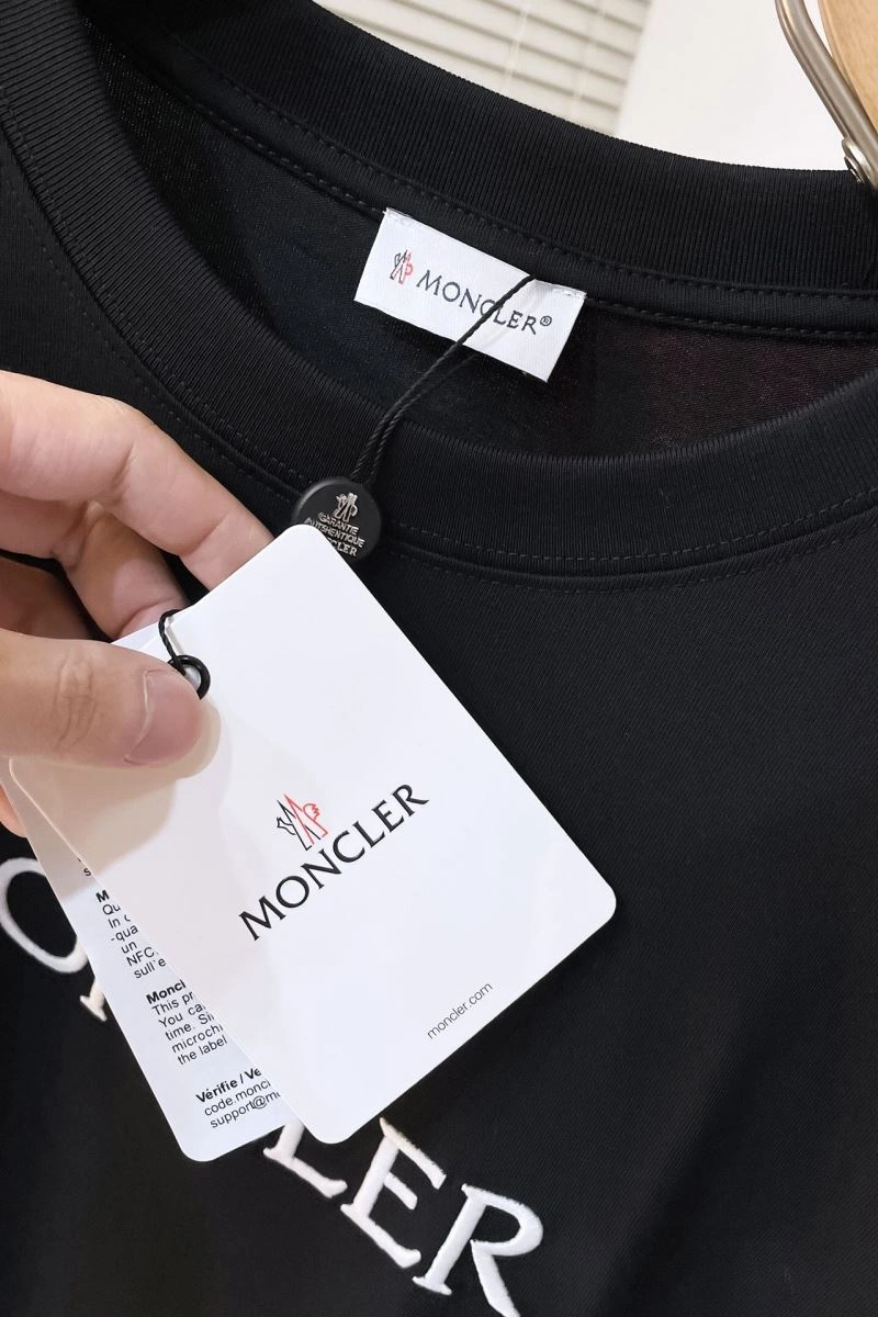 Moncler T-Shirts Unisex 143158