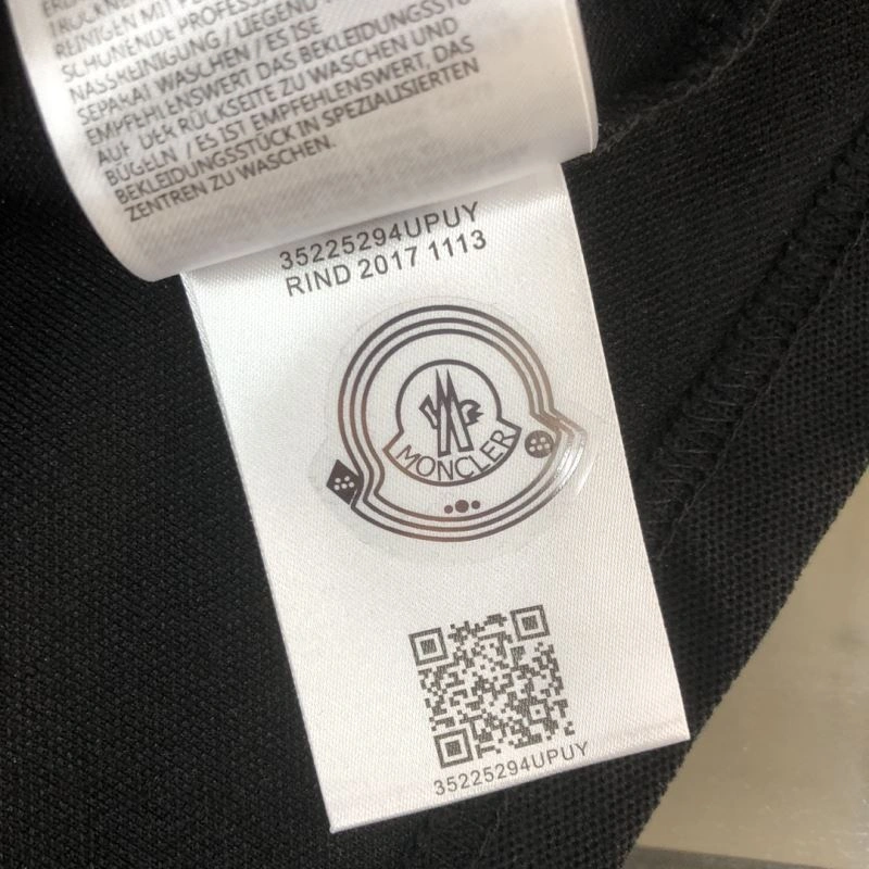 Moncler T-Shirts Resilient 143114