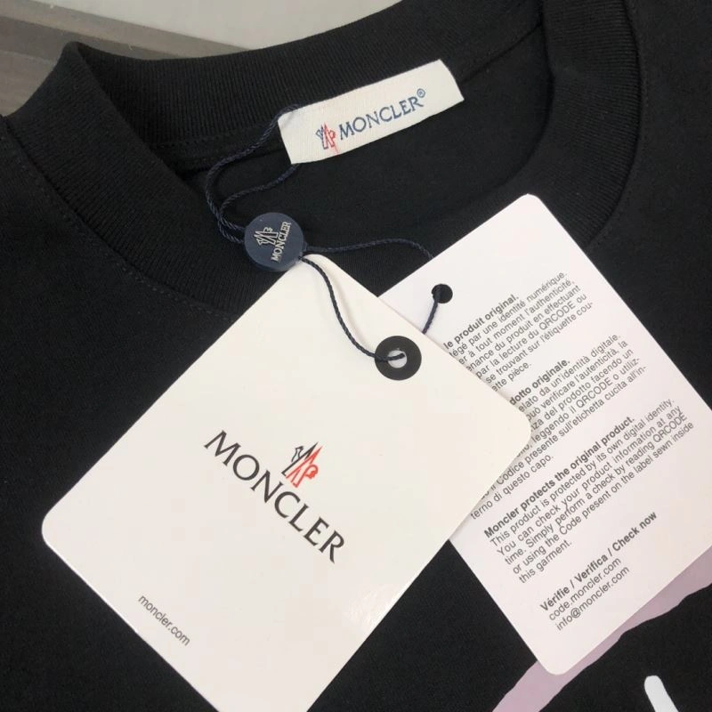 Moncler T-Shirts Vibrant 143076