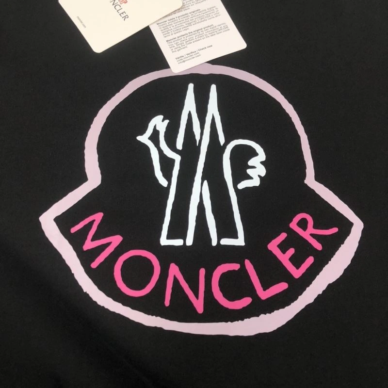 Moncler T-Shirts Vibrant 143076