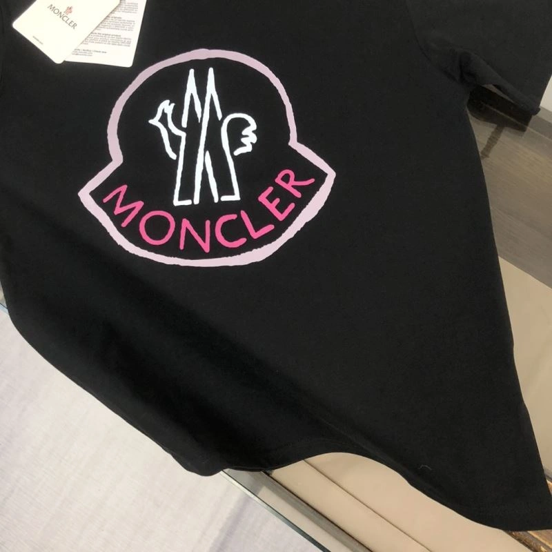 Moncler T-Shirts Vibrant 143076