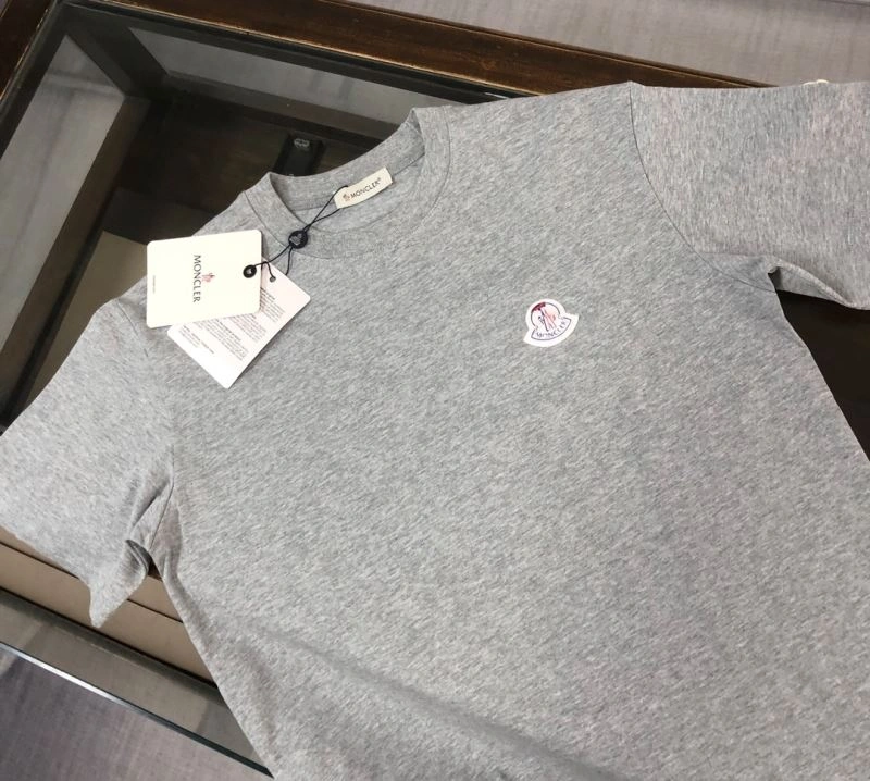 Moncler T-Shirts Vibrant 143036
