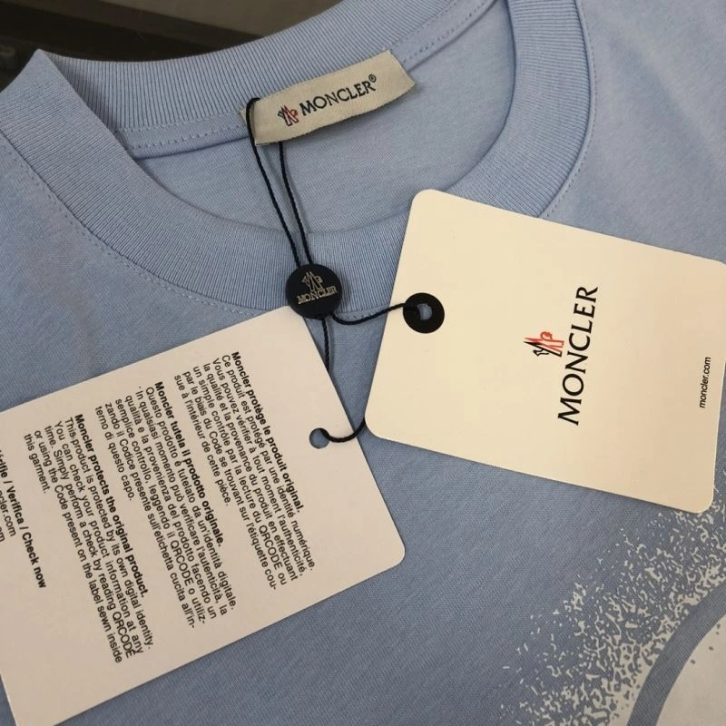 Moncler T-Shirts Resilient 143031