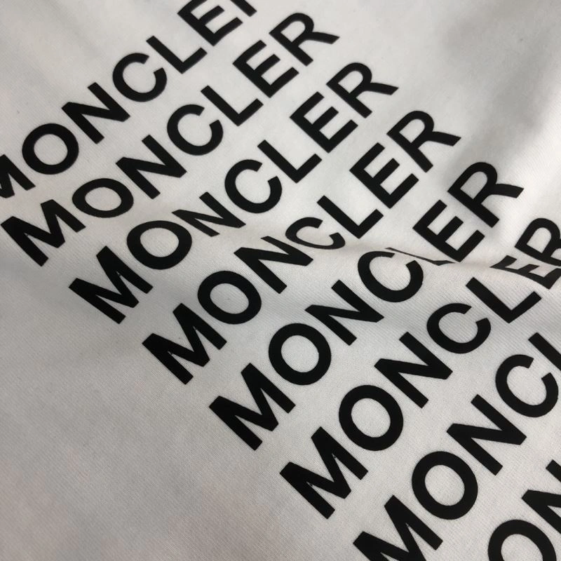 Moncler T-Shirts Resilient 142877