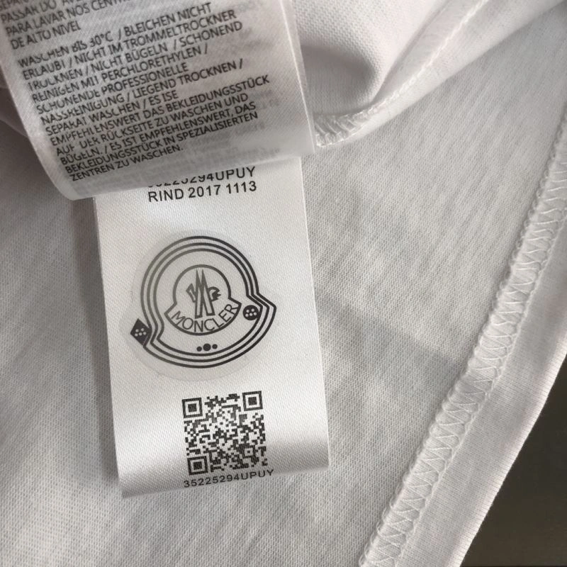 Moncler T-Shirts Resilient 142877