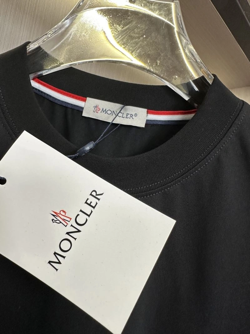 Moncler T-Shirts Unisex 141703