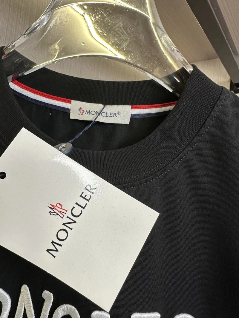 Moncler T-Shirts Comfortable 141702