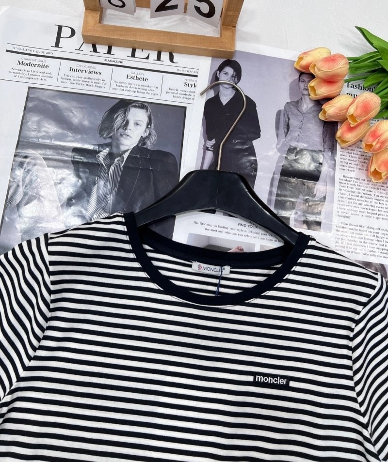 Moncler T-Shirts Minimalist 139601