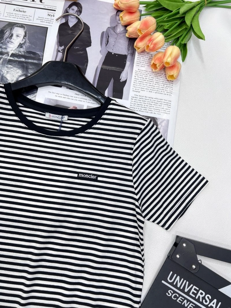 Moncler T-Shirts Minimalist 139601