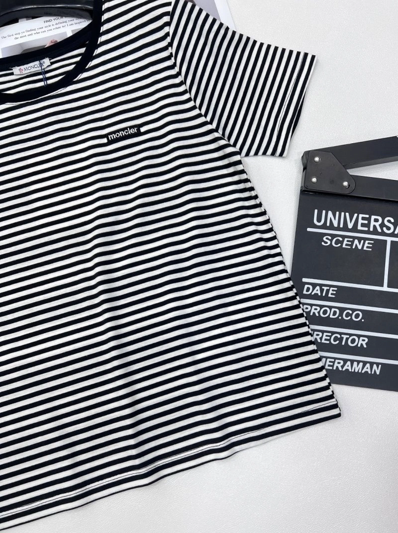 Moncler T-Shirts Minimalist 139601