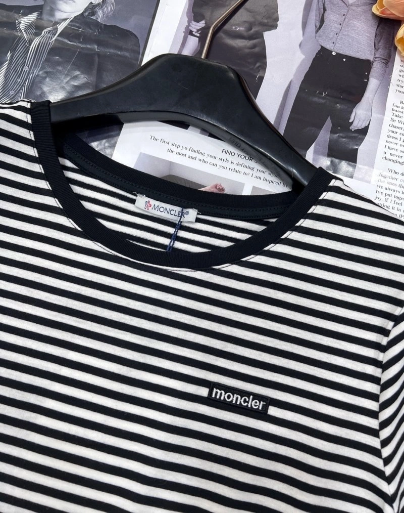 Moncler T-Shirts Minimalist 139601