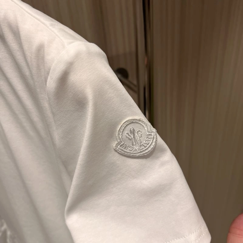 Moncler T-Shirts Sleek 139529