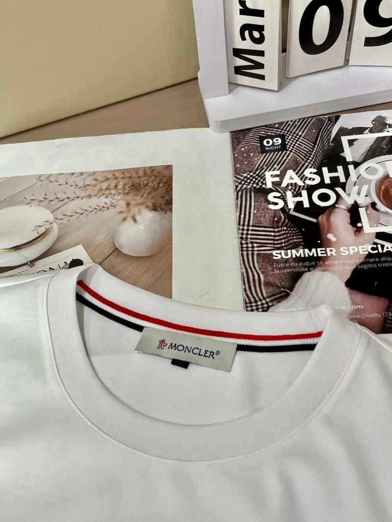 Moncler T-Shirts Resilient 141502