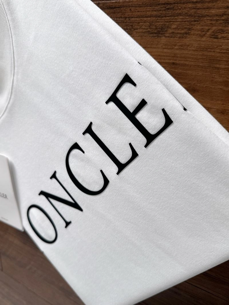Moncler T-Shirts Sleek 140910