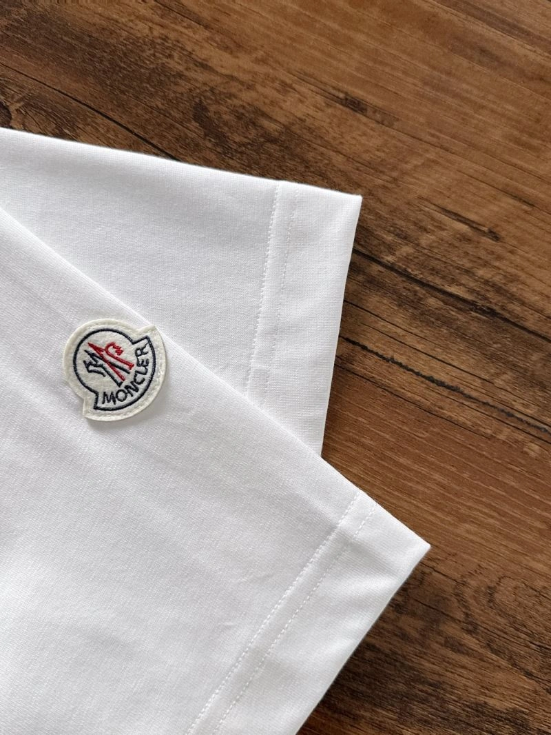 Moncler T-Shirts Sleek 140910