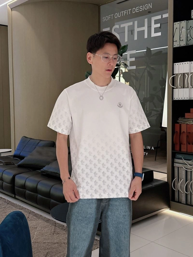 Moncler T-Shirts Comfortable 140468