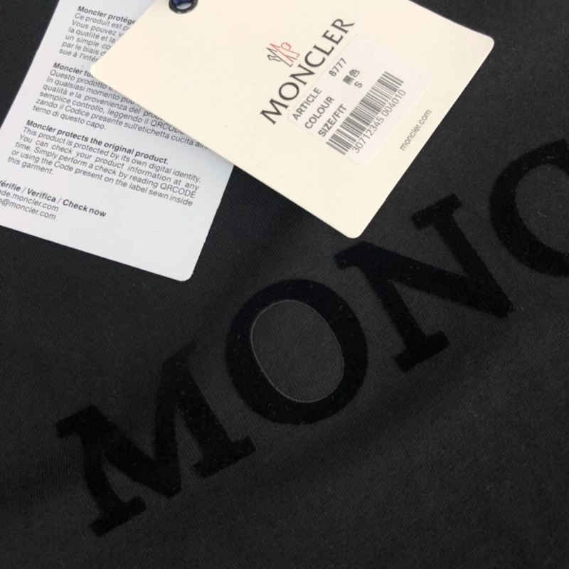 Moncler T-Shirts Resilient 140099
